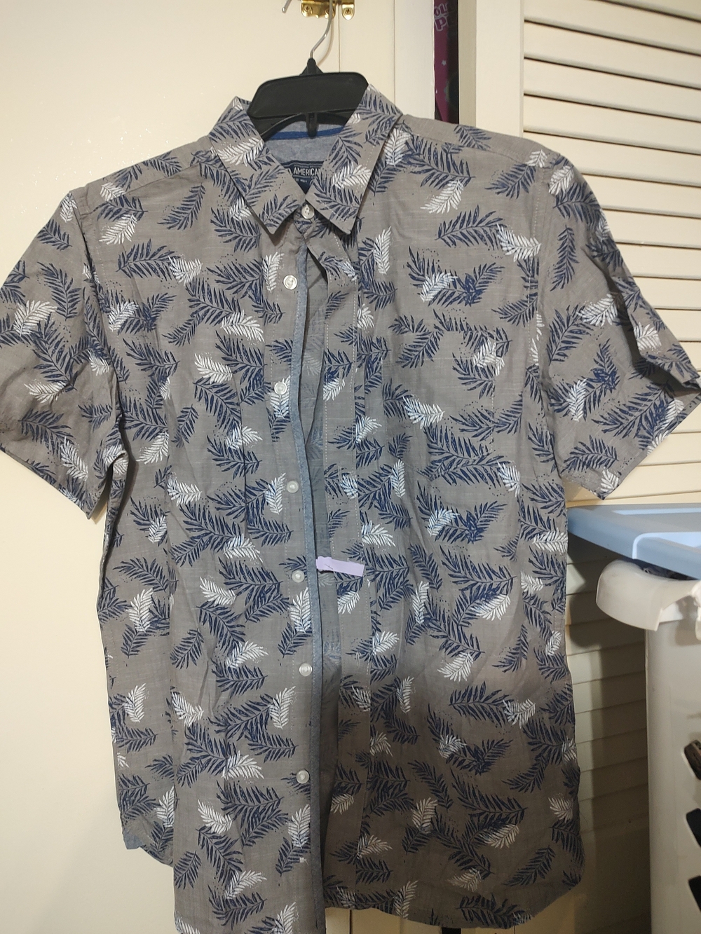 American Rag Gray Short Sleeve Button-Down Shirt with Blue and White Leaf Print